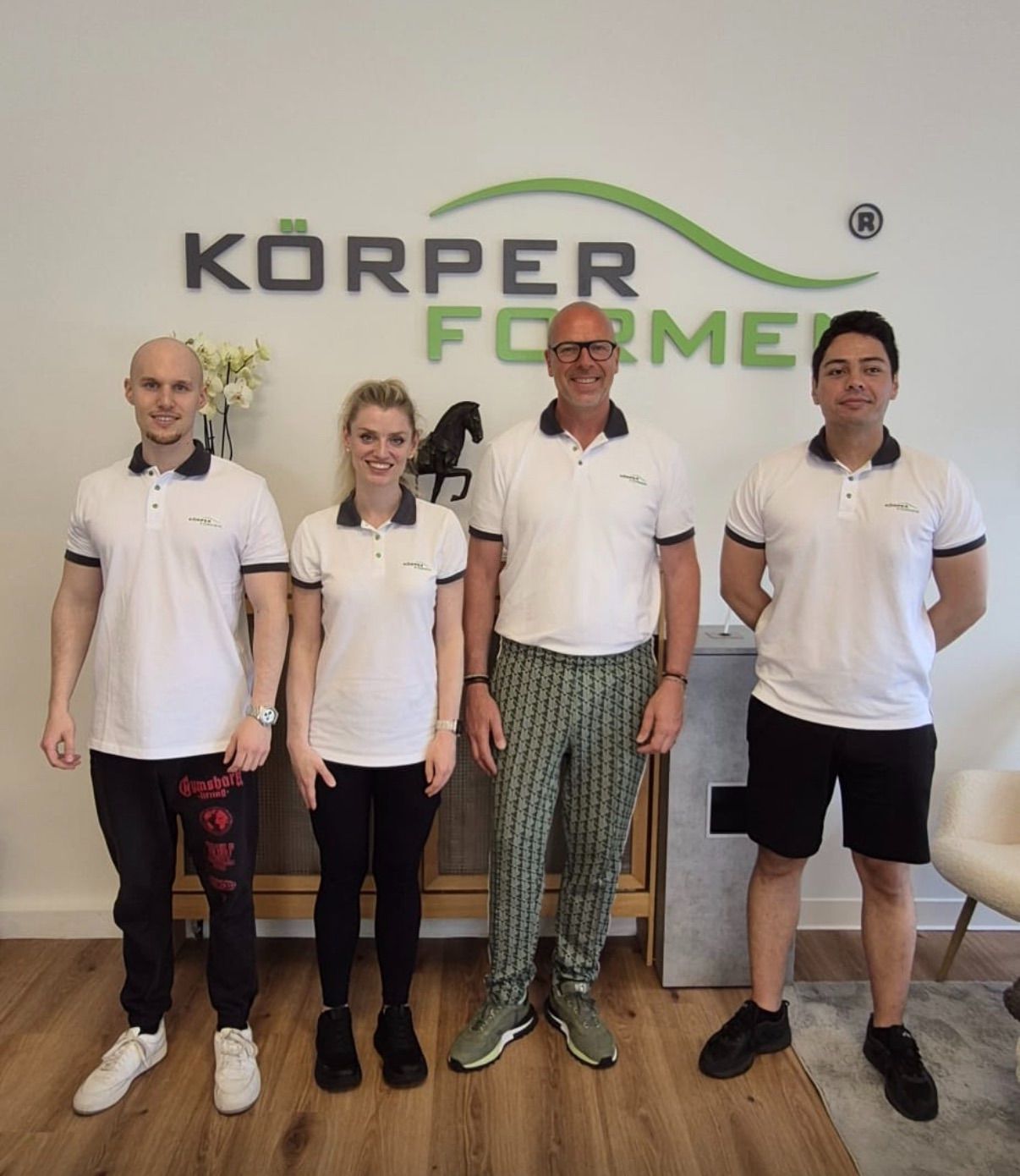 Team des Gesundheitsstudios Körperformen Schenefeld im modernen EMS-Studio
