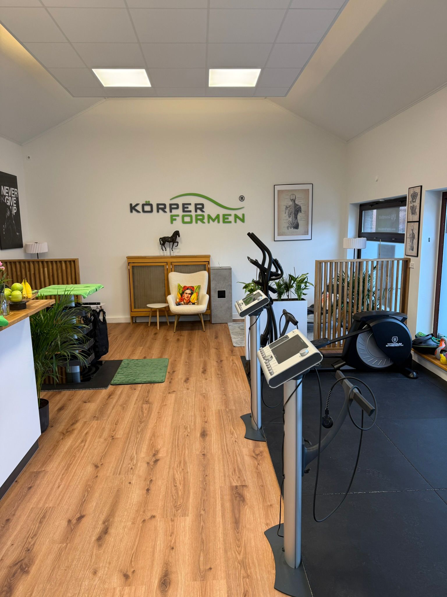 Moderne Trainingsfläche im Gesundheitsstudio Körperformen Schenefeld