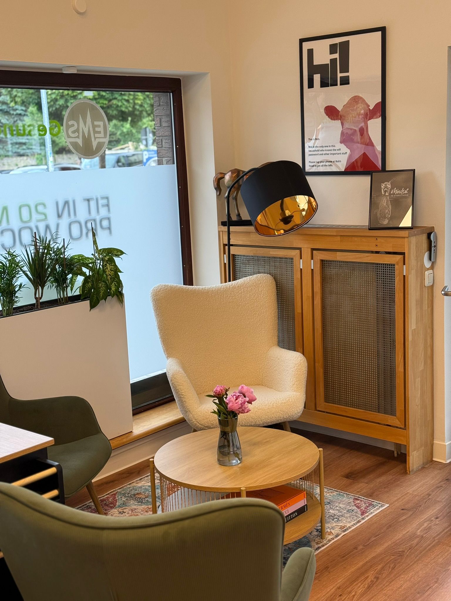 Gemütlicher Wartebereich im Gesundheitsstudio Schenefeld